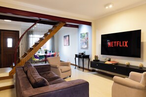 Casa | Zona de estar | Televisión de 43 pulgadas con canales digitales