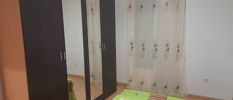 Tabla de planchar con plancha y ropa de cama