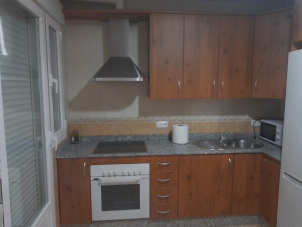 Private kitchen - Apartment 'Piso Centroolula' with Balcony and Air Conditioning (Olula del Río)