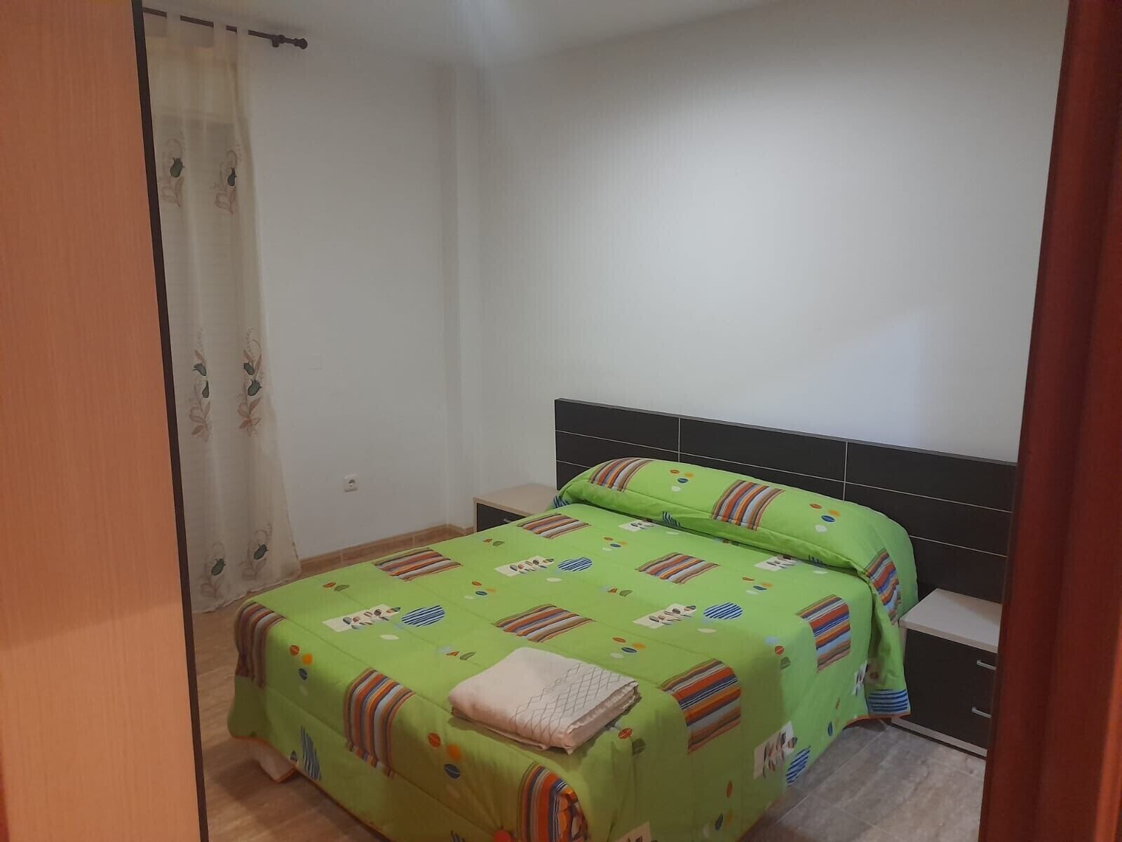 Iron/ironing board, bed sheets