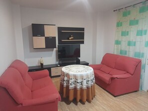 Living area - Apartment 'Piso Centroolula' with Balcony and Air Conditioning (Olula del Río)