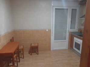 Private kitchen - Apartment 'Piso Centroolula' with Balcony and Air Conditioning (Olula del Río)