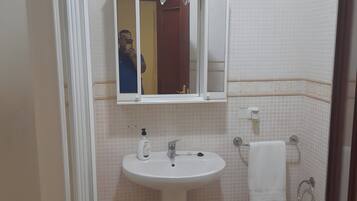 Een douche, een haardroger, handdoeken