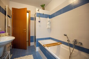 Departamento, balcón, vista a la montaña | Baño