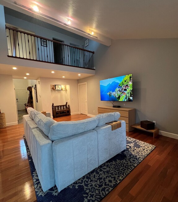 Centennial Charm: 4br, 2.5ba W/ Grand Primary Ensuite - Parker, CO