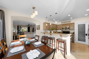 Dining - Surfer`s Paradise! Amazing Beach Home w/ Parking (San Diego)