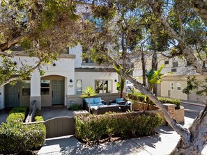 Terrace/patio - Surfer`s Paradise! Amazing Beach Home w/ Parking (San Diego)