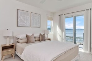 Escritorio, tabla de planchar con plancha, wifi y ropa de cama 