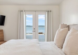Een bureau, een strijkplank/strijkijzer, wifi, beddengoed