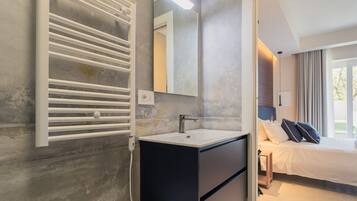 Doccia, bidet, asciugamani, carta igienica