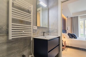 Douche, bidet, serviettes fournies, papier toilette