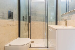 Doccia, bidet, asciugamani, carta igienica