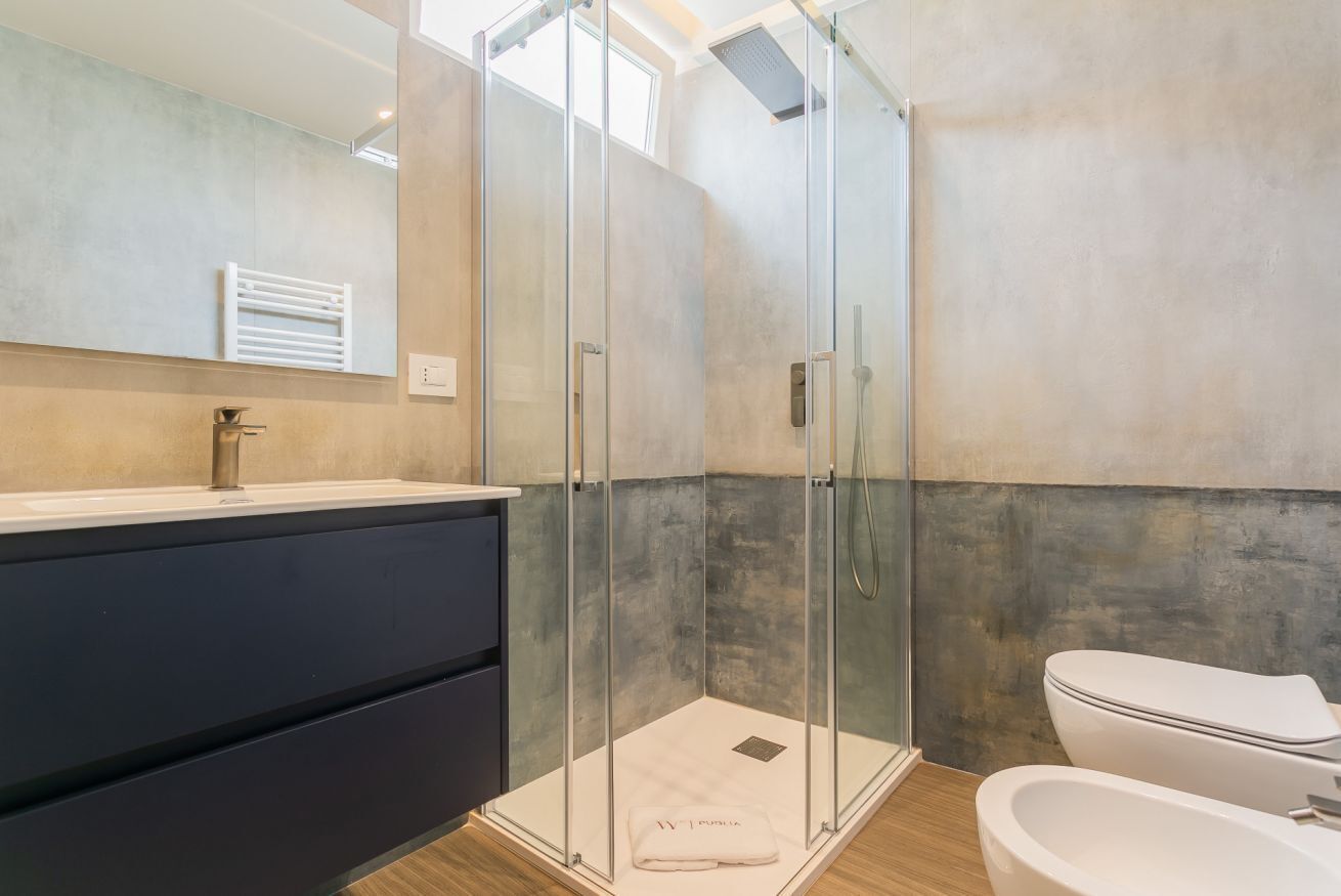 Shower, bidet, towels, toilet paper