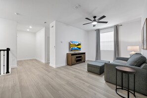 TV - Contemporary Home with Private Pool near Disney with Resort & Waterpark Access. (Kissimmee)