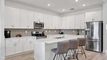 Jääkaappi, mikroaaltouuni, uuni, liesi