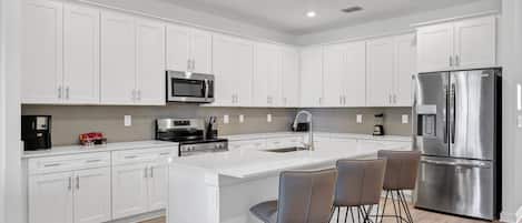Fridge, oven, stovetop, dishwasher