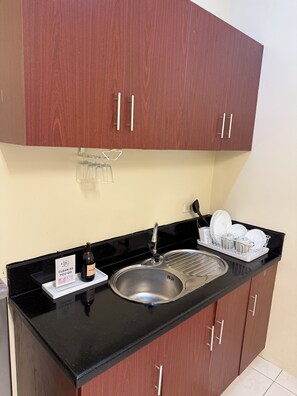 Condo estándar | Cocina privada | Refrigerador, microondas y parrilla de estufa