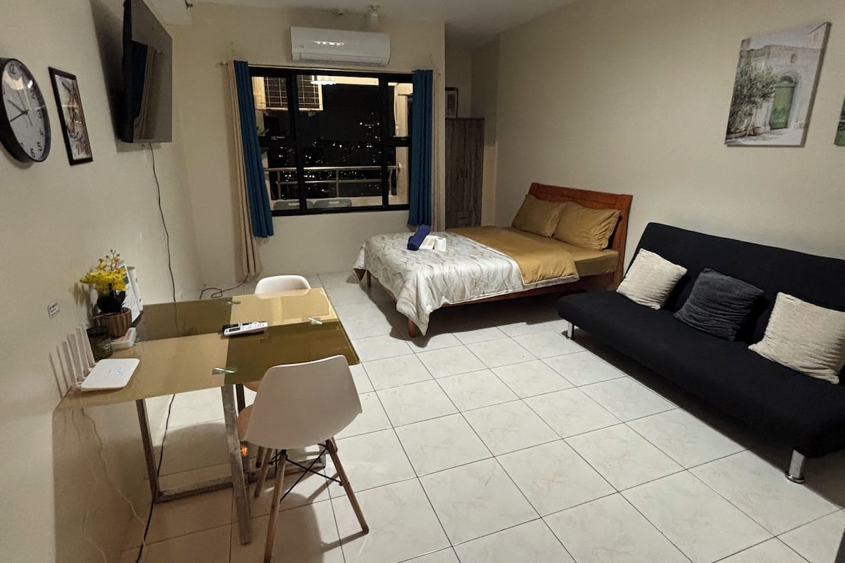 مكتب ومساحة عمل للكمبيوتر المحمول وواي فاي مجانًا