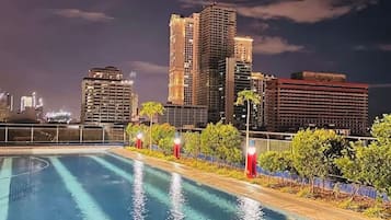 Una piscina al aire libre