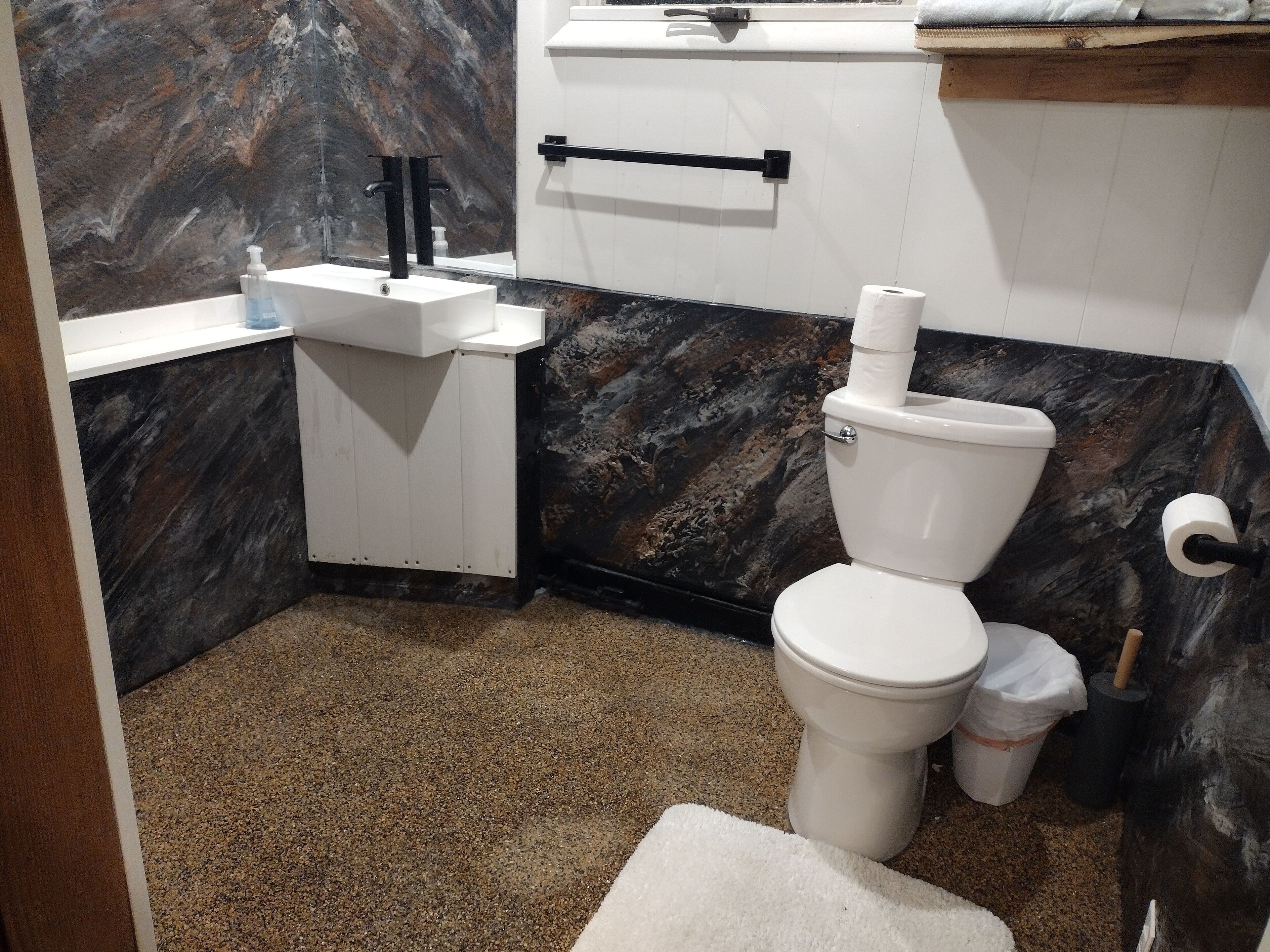 Douche, sèche-cheveux, serviettes fournies, papier toilette