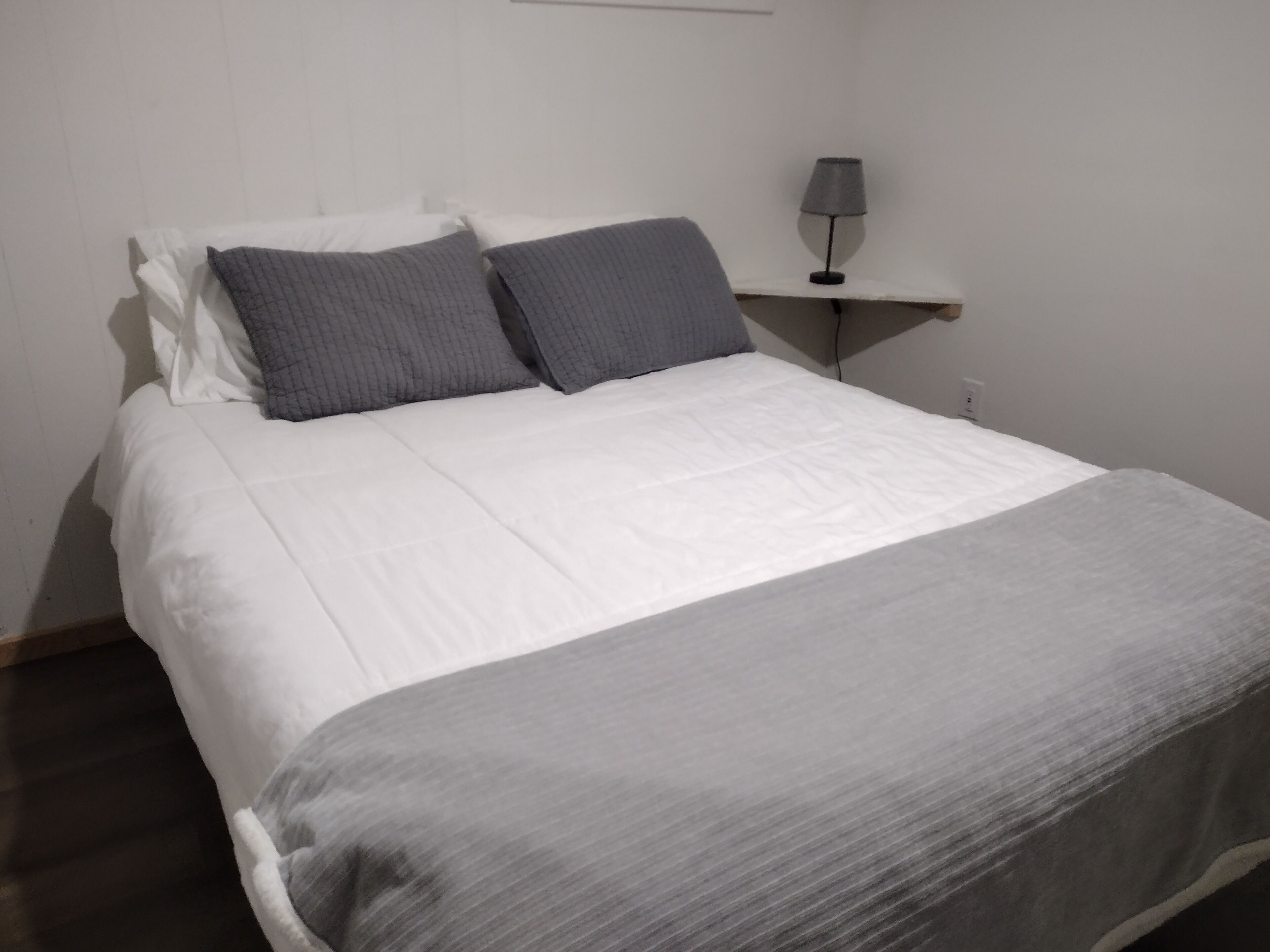 Fer et planche à repasser, accès Internet, draps fournis