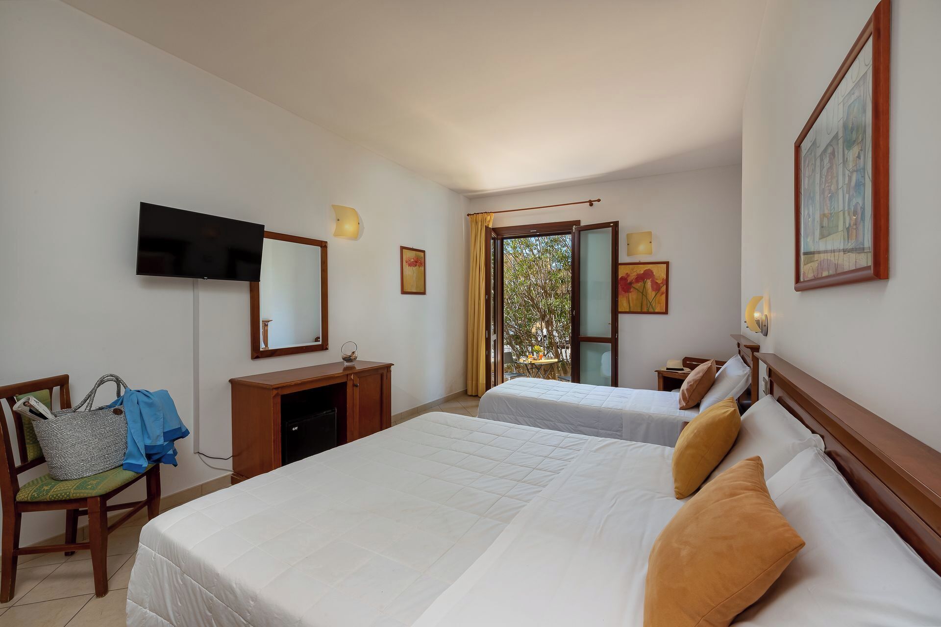 Triple Room | Desk, free WiFi