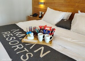 Deluxe Double Room, Mountain View | Soundproofing, iron/ironing board, free WiFi