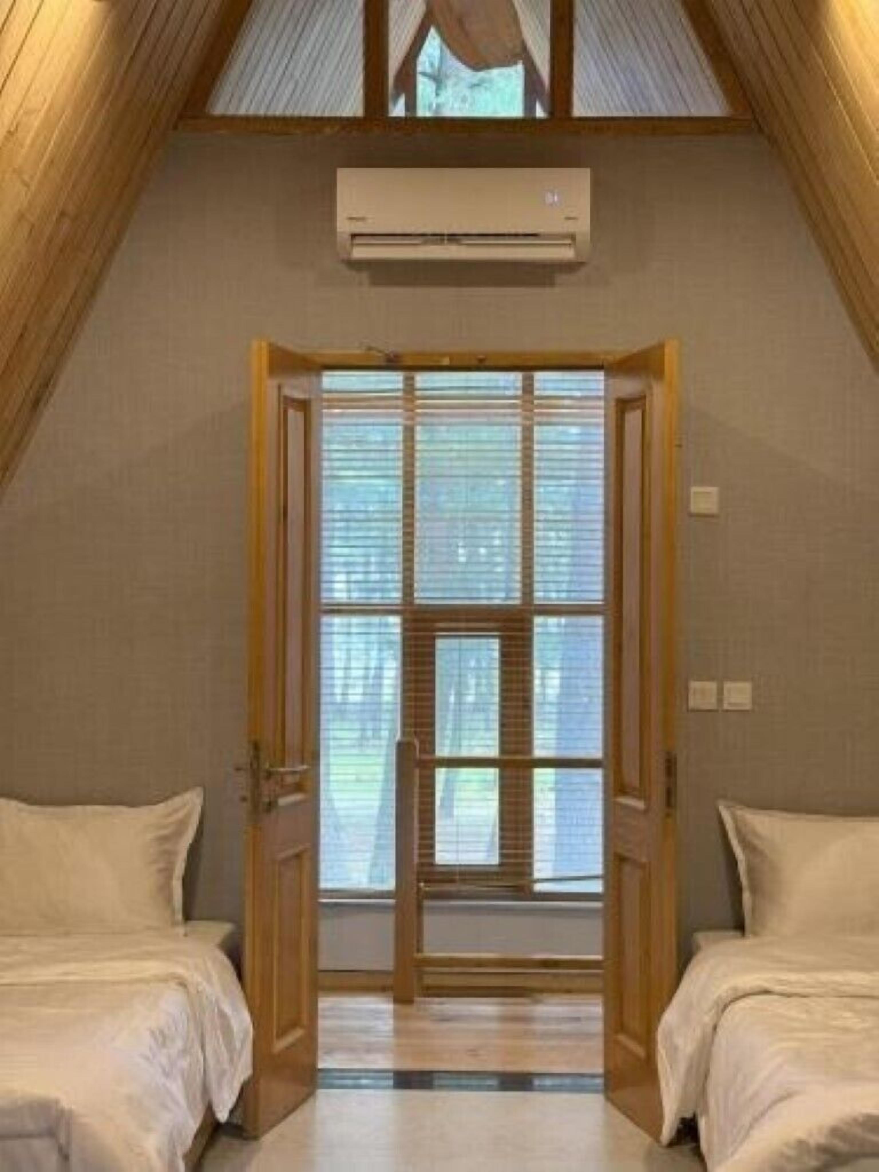 Habitación Deluxe doble, vistas a la montaña | Sistema de insonorización, tabla de planchar con plancha, wifi gratis