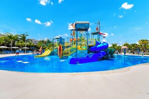 Un parc aquatique avec des toboggans et une piscine.