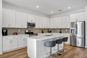 Jääkaappi, mikroaaltouuni, uuni, liesi