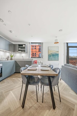 Dining - Spacious & Modern 2BED Apartment in Birmingham (Birmingham)