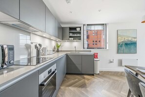 Fridge, microwave, oven, stovetop - Spacious & Modern 2BED Apartment in Birmingham (Birmingham)