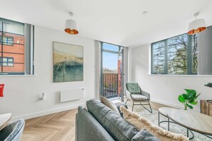 TV, offices - Spacious & Modern 2BED Apartment in Birmingham (Birmingham)