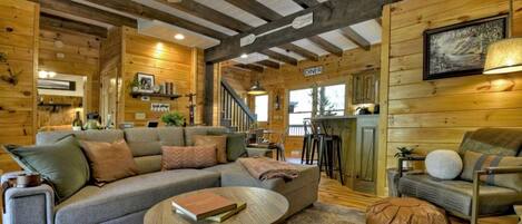 Una Smart TV, una chimenea, una biblioteca de música