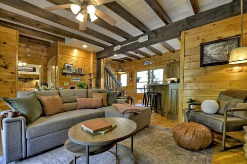 New! Rocco's creekside cabin, relax and wine down
