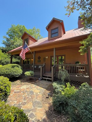Exterior - New! Rocco's creekside cabin, relax and wine down on the newly screened in porch (Ellijay)