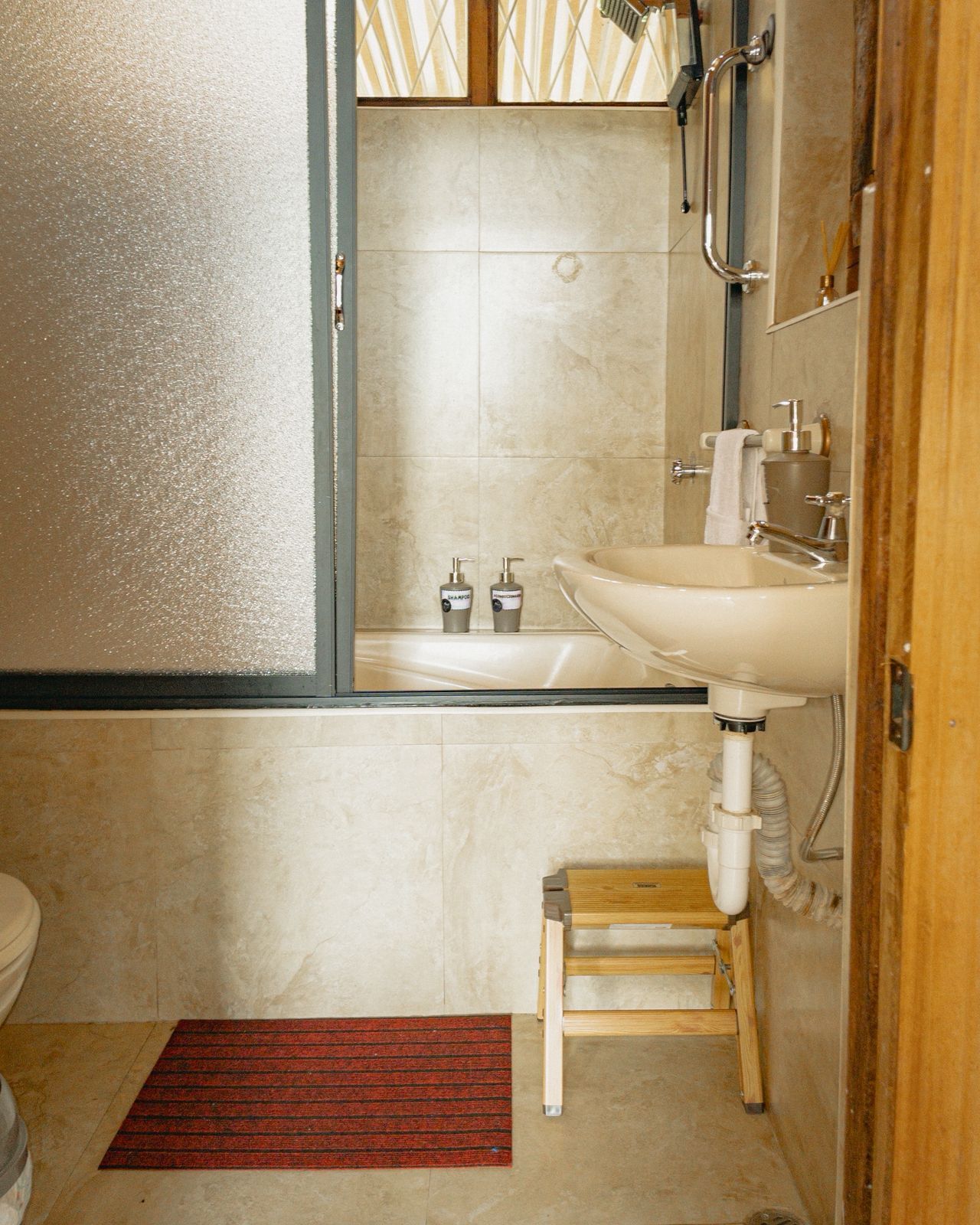 Toallas, jabón, papel de baño 