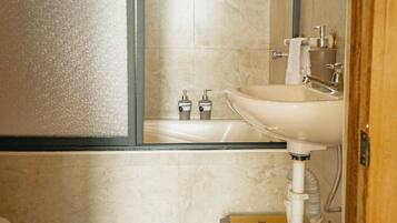 Toallas, jabón, papel de baño