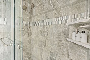 Dusche, Haartrockner, Handtücher, Seife