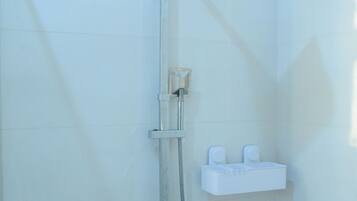 Douche, serviettes fournies, papier toilette