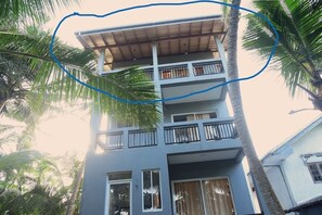 A multi-story building with balconies, surrounded by palm trees. - DADY`S Place `63`- Sunset Villa - Ground floor - Beach in 2 min (Hikkaduwa)