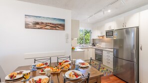 Fridge, microwave, oven, stovetop - Gretel Lodge 3, 1 Gretel Cl - Between Beaches with air con, linen and Wi-Fi (Nelson Bay)