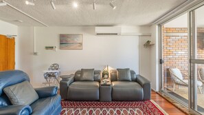 Smart TV, books - Gretel Lodge 3, 1 Gretel Cl - Between Beaches with air con, linen and Wi-Fi (Nelson Bay)