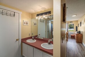 Towels - Cozy Bigfork Retreat Near Flathead Lake (Bigfork)