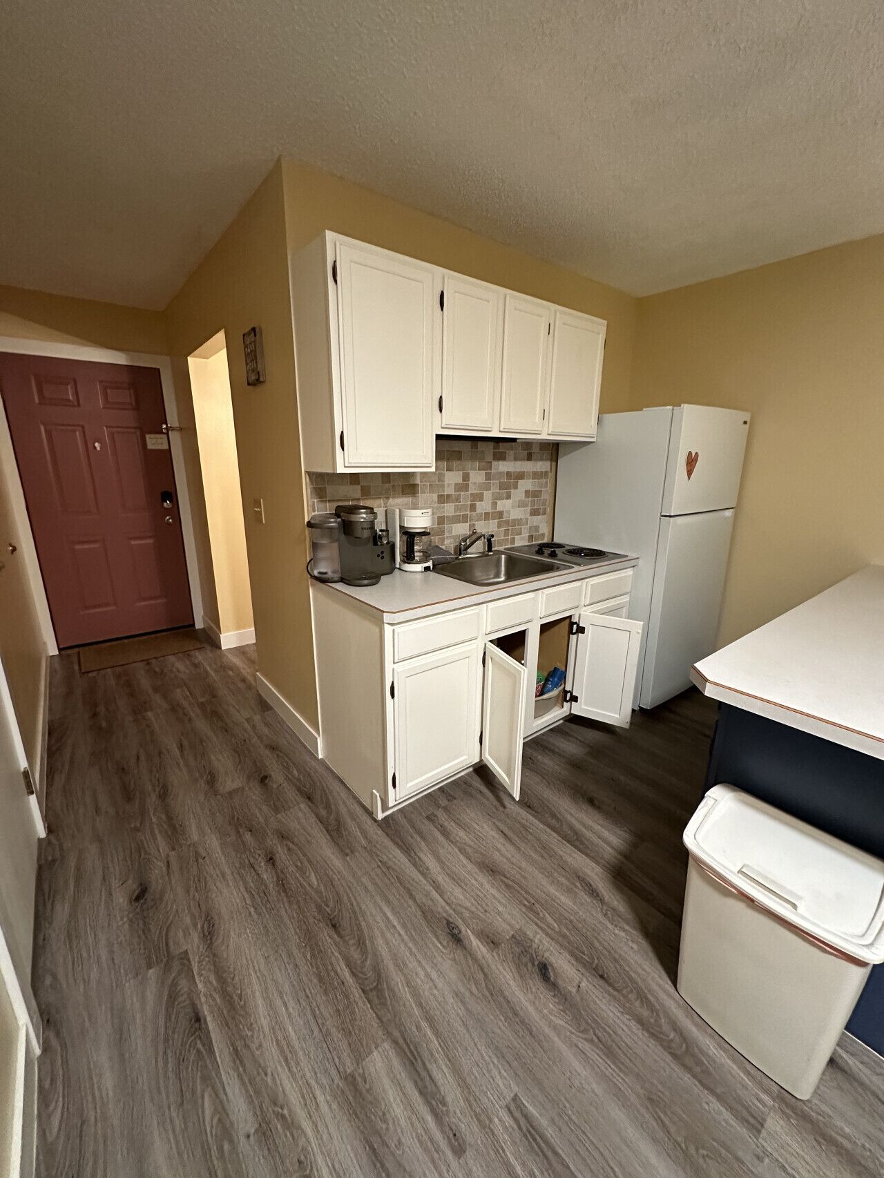 Kjøleskap, mikrobølgeovn, kokeplater og kaffetrakter/tekoker