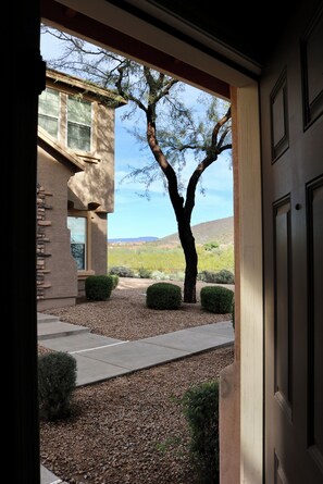 Property grounds - 3-bedroom townhome in peaceful North Phoenix with beautiful desert view (Phoenix)