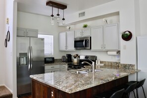 Fridge, microwave, oven, stovetop - 3-bedroom townhome in peaceful North Phoenix with beautiful desert view (Phoenix)