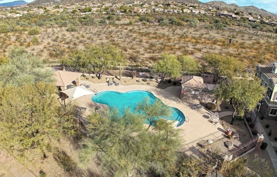 Utendørsbasseng og et oppvarmet basseng