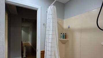 SĂšche-cheveux, serviettes fournies, savon, papier toilette