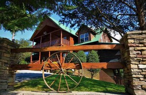 Studio | 4 bedrooms, Internet - Smoky Mtn Log Cabin w Wet Bar Loft (Sevierville)